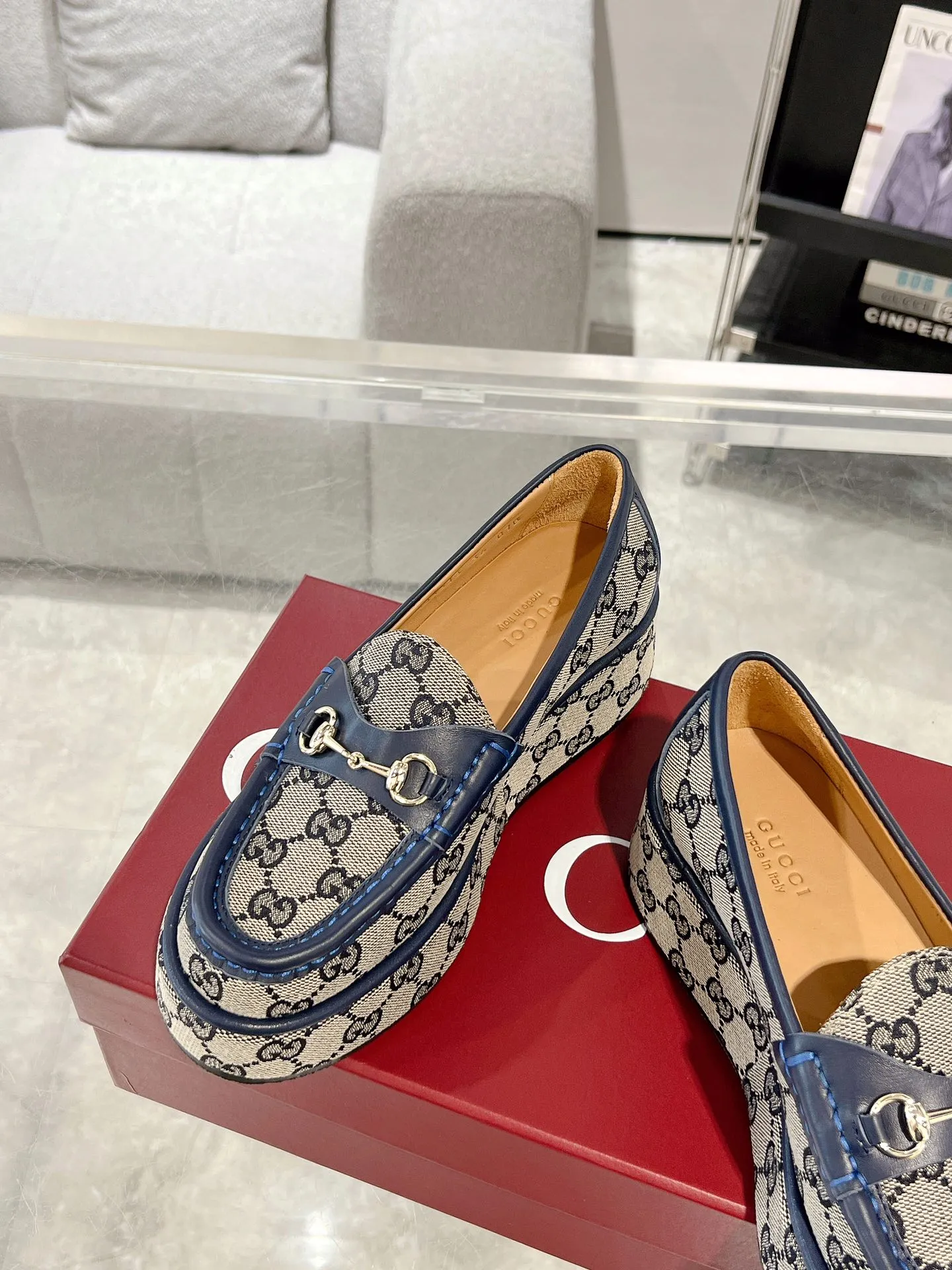 👟👟Ex-factory price 640👟👟 Leather surface 💰Gucci’s latest women’s horsebit wedge loafers ❗️❗️ Original purchase, development and production. The brand’s classic elements inject timeless style into this exquisite horsebit loafer. Glossy leather is paired with light gold-tone hardware. Wedge detailing adds a personal touch to a classic style. Original customized cowhide. Original customized soft sheepskin lining. Original molded leather with rubber outsole. Bottom thickness: 2.5CM in the front and 5cm in the back. Number of yards: 35-41 (custom-made 40 and 41 are non-refundable)